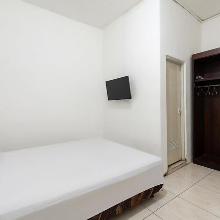Oyo 1102 Griya Aisyah Syariah 1 Hotel Сурабая Екстериор снимка