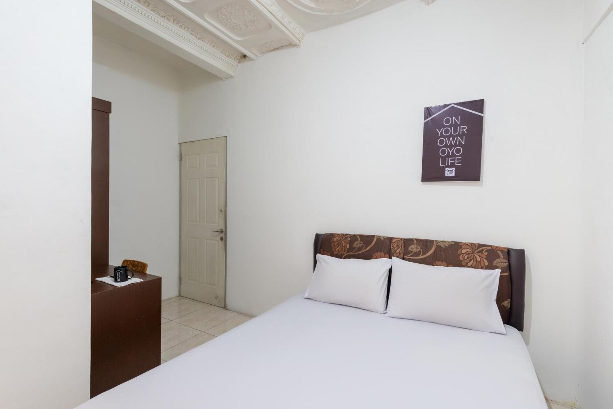 Oyo 1102 Griya Aisyah Syariah 1 Hotel Сурабая Екстериор снимка