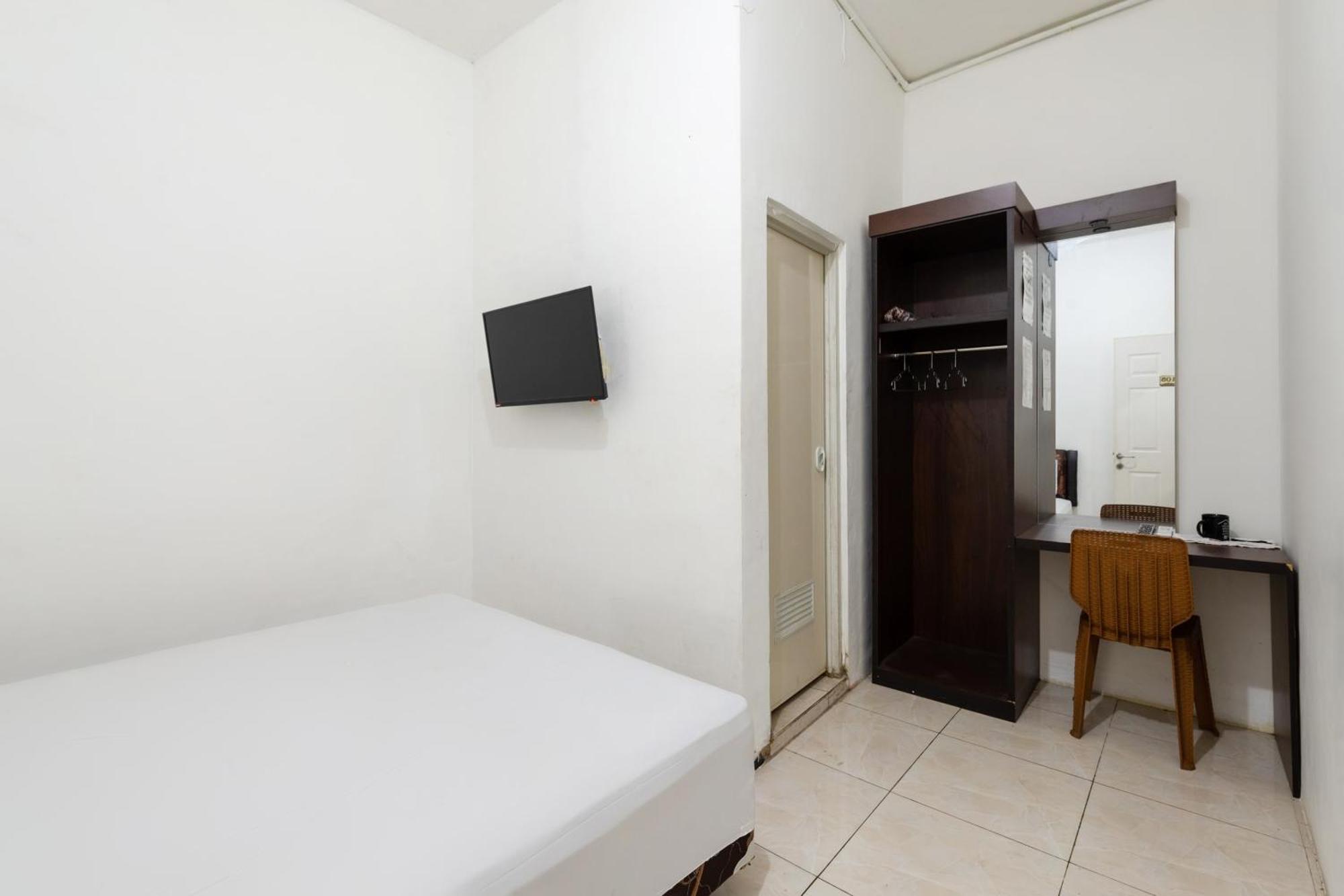 Oyo 1102 Griya Aisyah Syariah 1 Hotel Сурабая Екстериор снимка