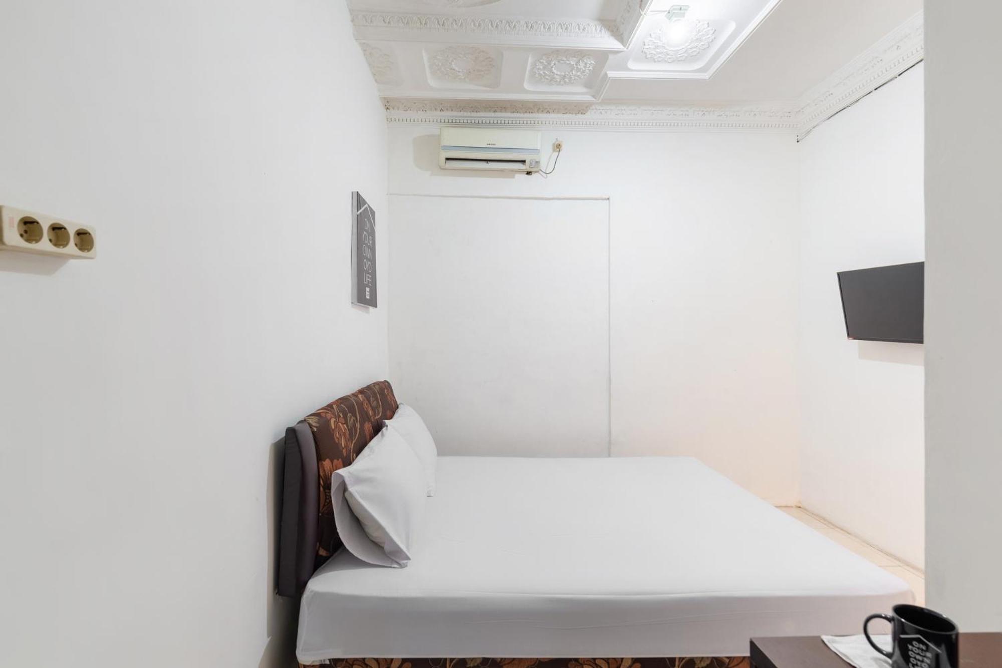 Oyo 1102 Griya Aisyah Syariah 1 Hotel Сурабая Екстериор снимка