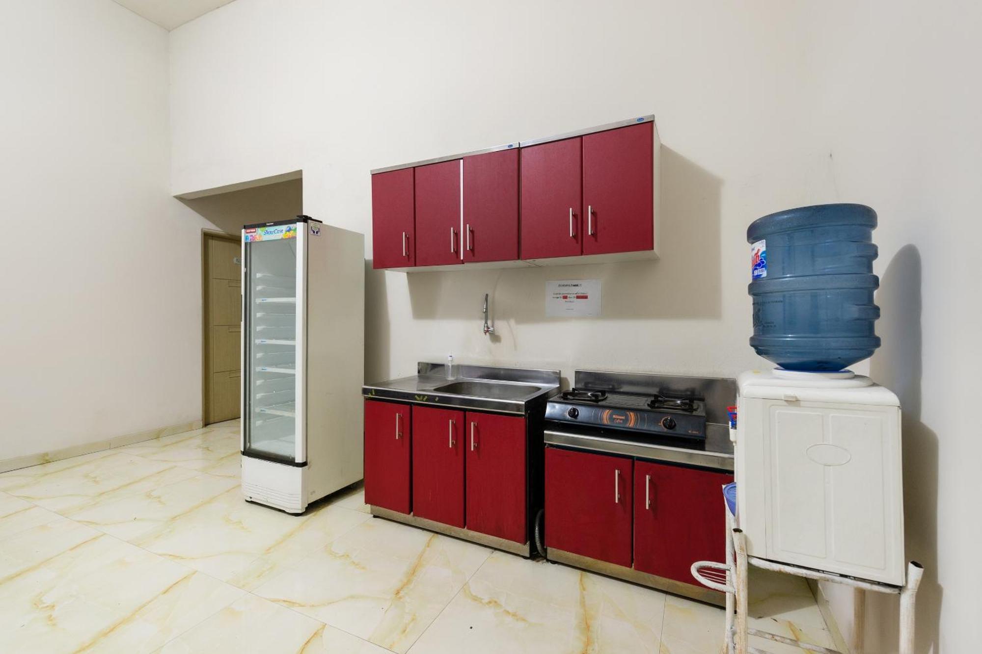 Oyo 1102 Griya Aisyah Syariah 1 Hotel Сурабая Екстериор снимка