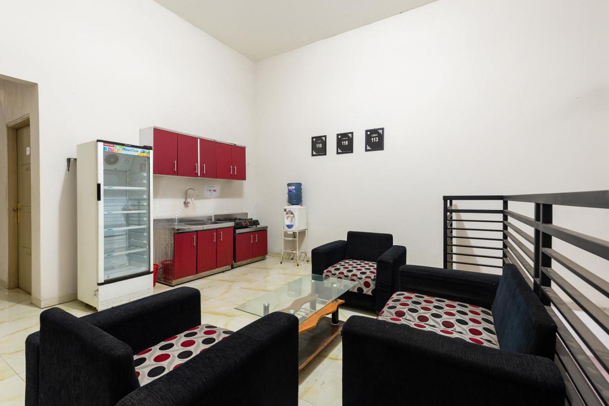 Oyo 1102 Griya Aisyah Syariah 1 Hotel Сурабая Екстериор снимка