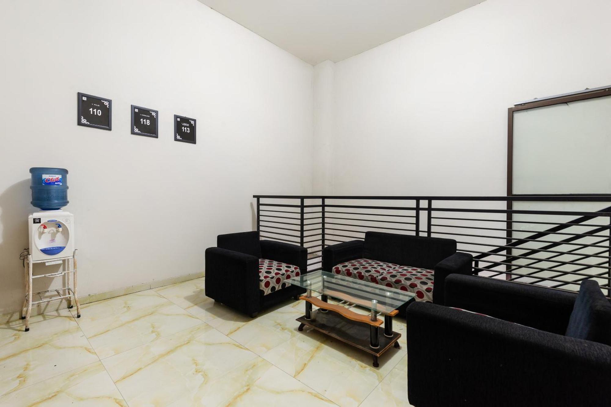 Oyo 1102 Griya Aisyah Syariah 1 Hotel Сурабая Екстериор снимка