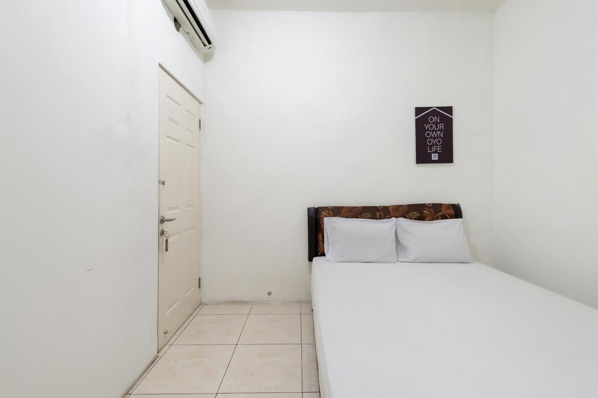 Oyo 1102 Griya Aisyah Syariah 1 Hotel Сурабая Екстериор снимка